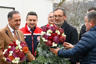 VALİ DR. USTA. ÇİÇEK MEZATINDA