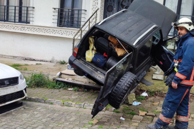 Bayraktepe Mahallesi’nde Trafik Kazası: Yaralı Vatandaş Araçtan Kurtarıldı