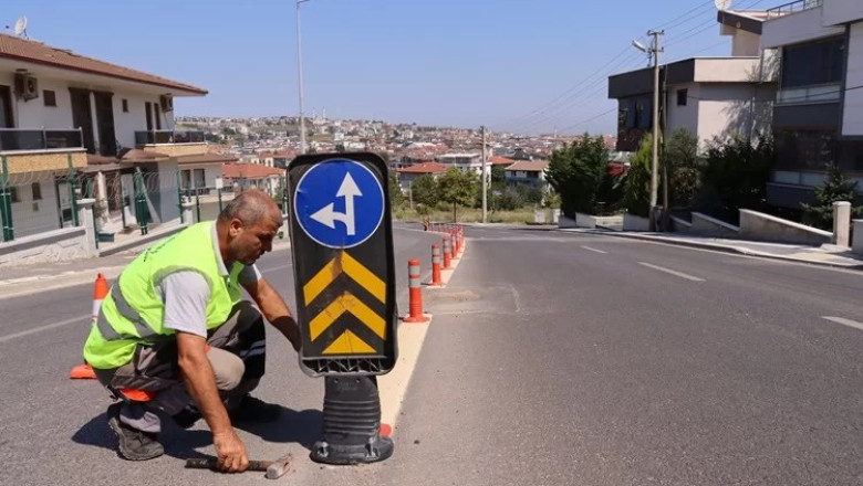 TRAFİK LEVHALARI YENİLENDİ