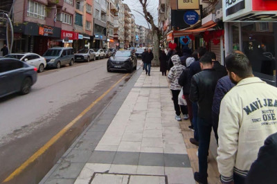 Pide Kuyruğu Uzadıkça Uzadı: İftar Öncesi Yoğunluk Dikkat Çekti