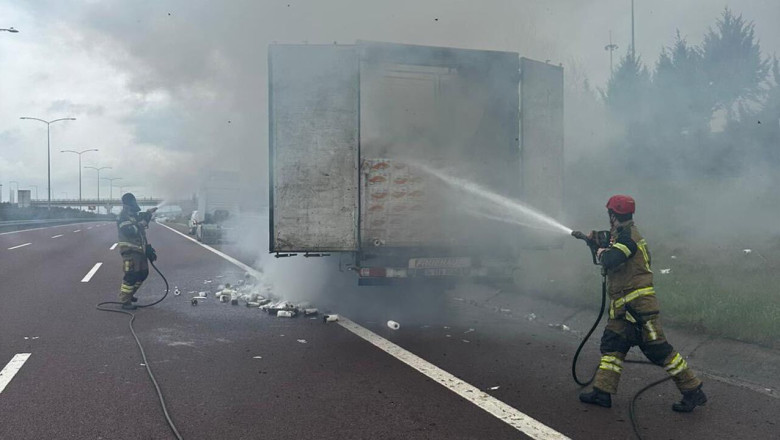 Kağıt Yüklü Tır Dorsesinde Büyük Yangın
