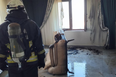 Kanepe ve Perdeler Alev Aldı, Komşular Seferber Oldu