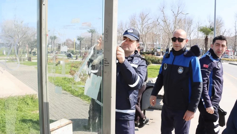 DURAKLARDA İZİNSİZ AFİŞLERE CEZA