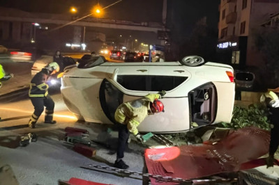 İTFAİYE DEVRİLEN ARACA MÜDAHALE ETTİ