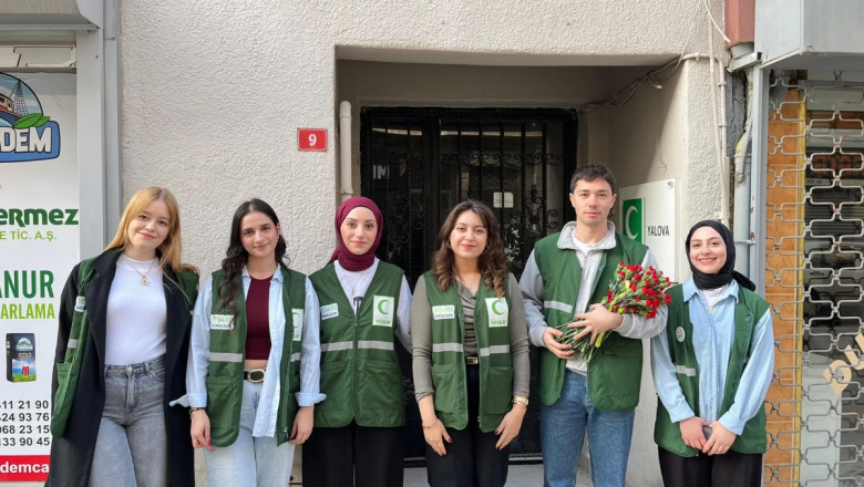 YEŞİLAY GÖNÜLÜLÜLERİNDEN KADINLARA ÇİÇEK