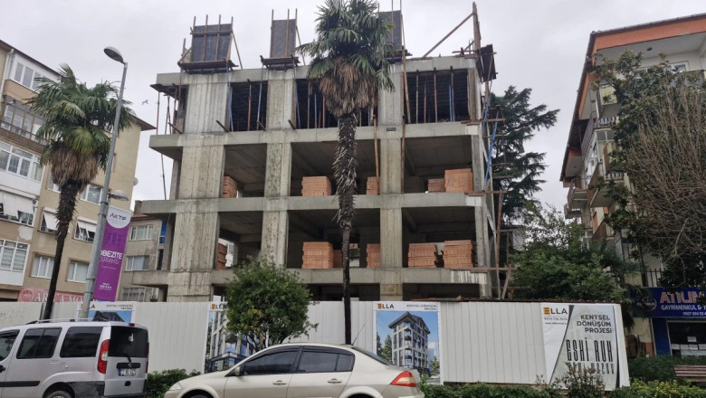 GÜLER MİSİNİZ, AĞLAR MISINIZ?