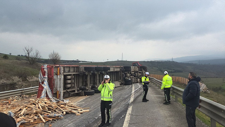 Yalova Süpürgelik Mevkinde Tır Devrildi