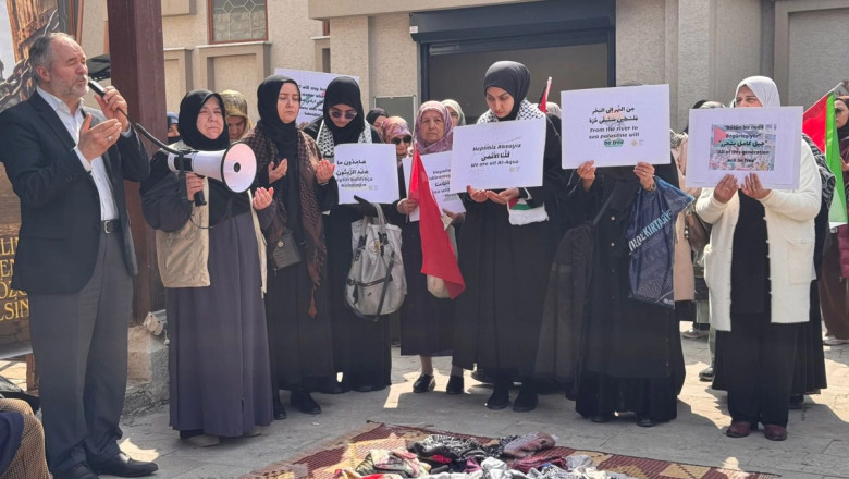 KADINLAR EŞARP BIRAKTI