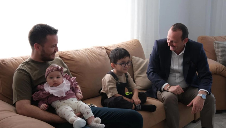 MİNİK KALPLERE İLK HEDİYELERİNİ YELE VERDİ