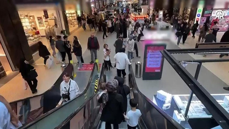 Ankara’da bir AVM’den yaş sınırı kararı: Hafta sonu 18 yaş altına ebeveyn zorunluluğu