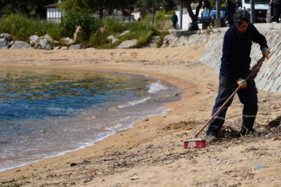 ARMUTLU ÇEVRE TEMİZLİĞİ YAPILIYOR