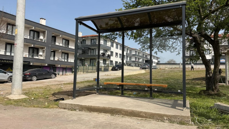 KAYTAZDERE’DE DURAKLAR YENİLENİYOR