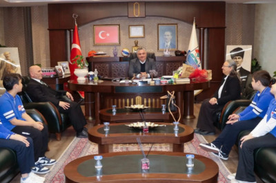 GÜREL KOLTUĞUNU ÖĞRENCİLERE EMANET ETTİ