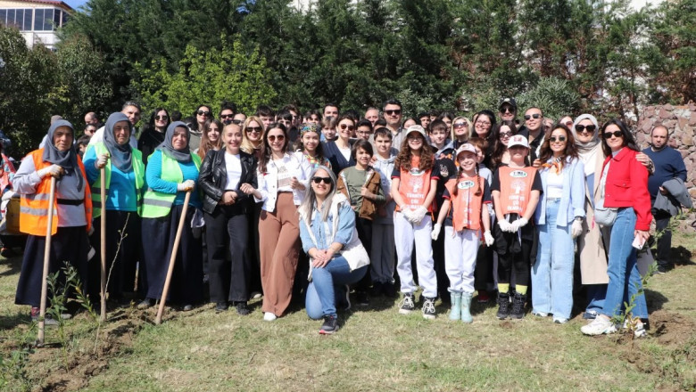 ÇİFLİKKÖY’DE 400 ÖĞRENCİDEN 400 DEFNE FİDANI
