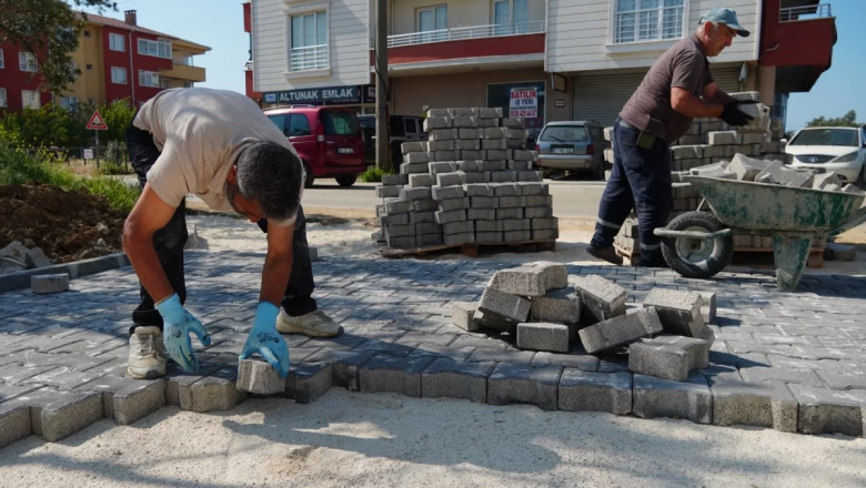 PARKE TAŞI ÇALIŞMALARI SÜRÜYOR