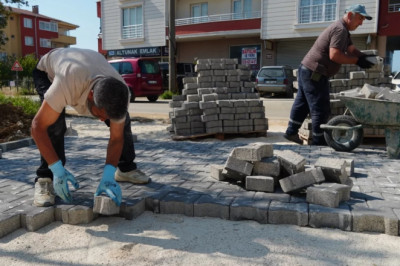 PARKE TAŞI ÇALIŞMALARI SÜRÜYOR