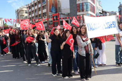 Gençlik ve Spor Bayramı, Yalova’daki Gençliğin Yürüyüşüyle Başladı
