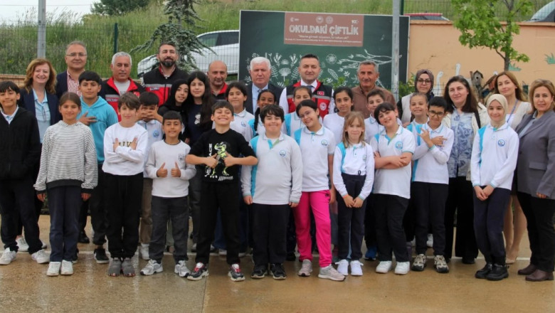 YALOVA İLKOKULU’NDA SEBZE FİDESİ DİKİMİ YAPILDI
