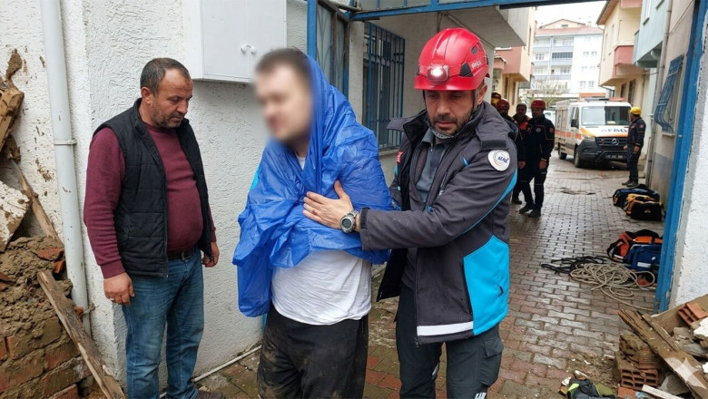 Yalova'da Odunlukta Sıkışan Vatandaş Kurtarıldı