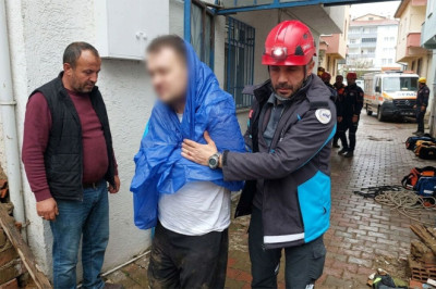 Yalova'da Odunlukta Sıkışan Vatandaş Kurtarıldı