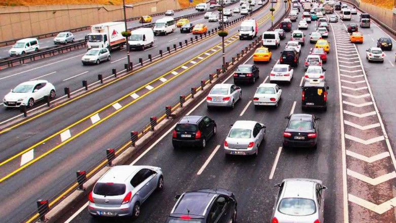 BAYRAM TRAFİĞİ OTOYOLLARI KİLİTLEDİ