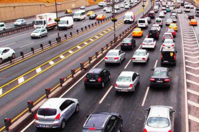 BAYRAM TRAFİĞİ OTOYOLLARI KİLİTLEDİ