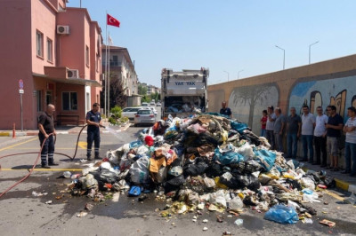 Yalova'da Sürücü, Yanan Çöp Kamyonunu İtfaiyeye Götürdü