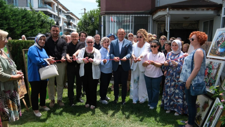 RESİM VE DİKİŞ KURSİYERLERİNİN SERGİSİ AÇILDI