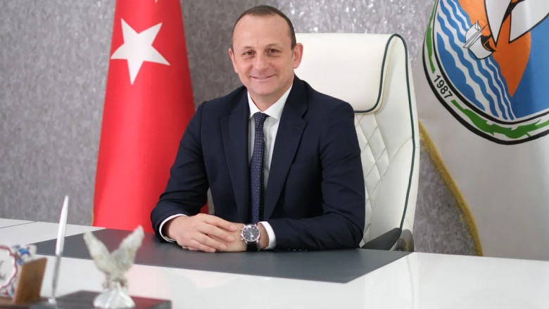 Çiftlikköy’de yenilenen caddelere yol çizgileri çekiliyor