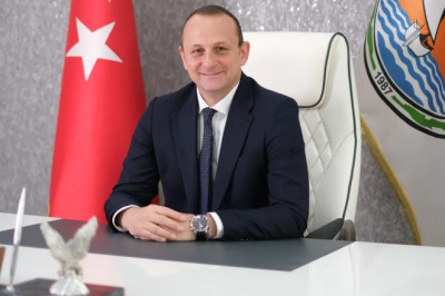 Çiftlikköy’de yenilenen caddelere yol çizgileri çekiliyor