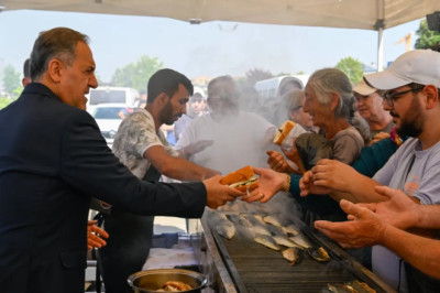 Vali Usta vatandaşa balık ekmek dağıttı