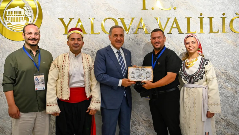 Konuk Halk Dansları ekipleri Vali Usta’yı ziyaret etti