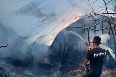 Orman içerisindeki yapıda çıkan yangın ağaçlara sıçramadan söndürüldü