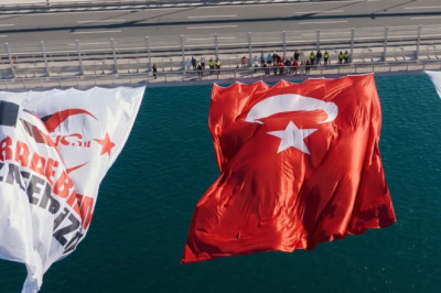 Osmangazi Köprüsü’ne dev Türk bayrağı asıldı