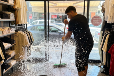 İstanbul Caddesi’nde su patlağı krizi! İşyerlerini su bastı