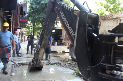 Yalova'da Su Borusu Patladı, 4 İş Yerini Su Bastı