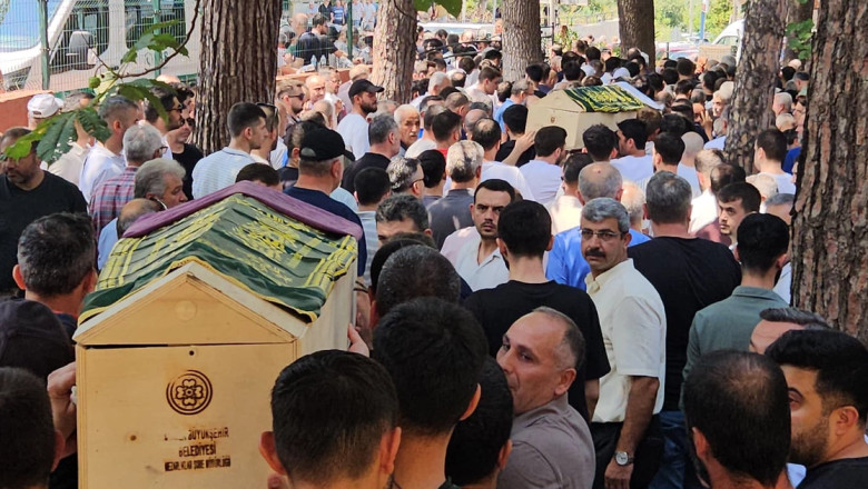 Yalova’daki feci kazada ölen genç çifti dualarla toprağa verildi