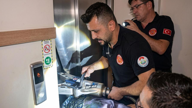 Yalova’da Asansörde Mahsur Kalan 9 kişi Operasyonla Kurtarıldı