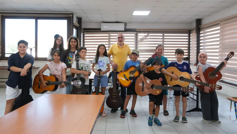 GENÇLER GİTAR KURSUYLA MÜZİĞE ADIM ATIYOR
