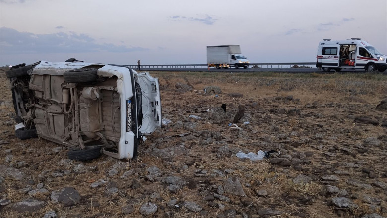 Siverek'te Otomobil Şarampole Devrildi: 4 Yaralı