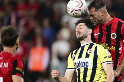 Fenerbahçe'ye sezonun ilk şoku! Öne geçtiği maçı kaybetti