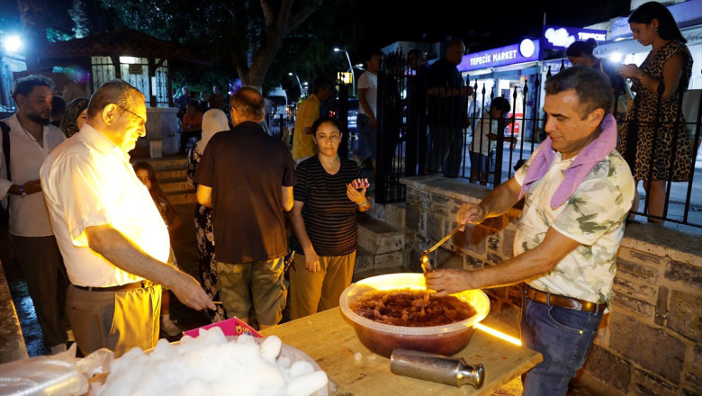 Bodrum'da Mevlit Kandili'nde Kar Şerbeti İkramı
