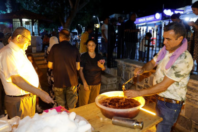 Bodrum'da Mevlit Kandili'nde Kar Şerbeti İkramı