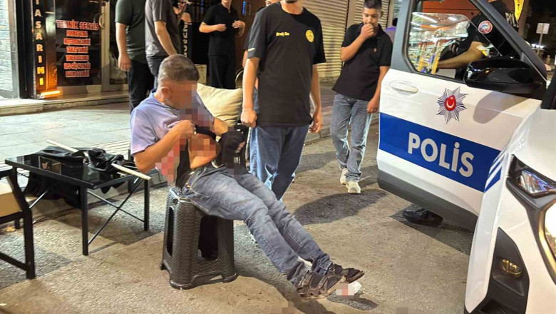 Aksaray'da Bıçaklı Yaralama: Şüpheli Kaçtı, Yaralı Soyunup Polise Direnç Gösterdi
