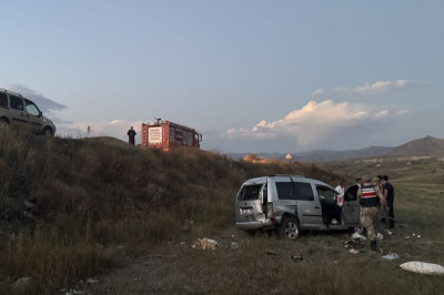 Panelvan şarampole devrildi: 2 yaralı