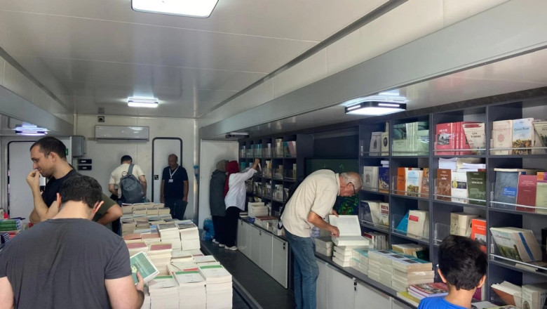 TÜRK TARİH KURUMU’NUN MOBİL KİTAP SATIŞ MAĞAZASI YALOVA’DAYDI