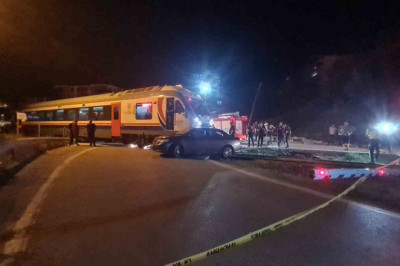Zonguldak’ta yolcu treni otomobille çarpıştı: 5 yaralı