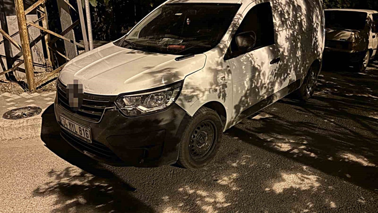 Kamyonet çift taraflı park edilen yolda bir araca çarpıp, bir otomobilin de aynasını kırdı