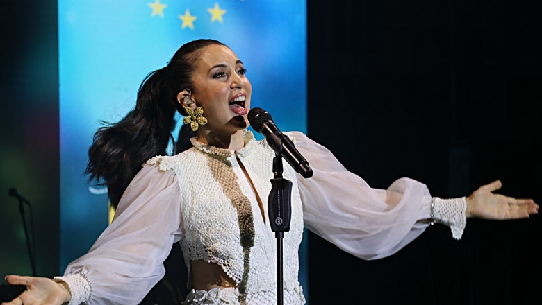 Karsu, Hatay'da AB'nin dayanışma konserinde sahne aldı