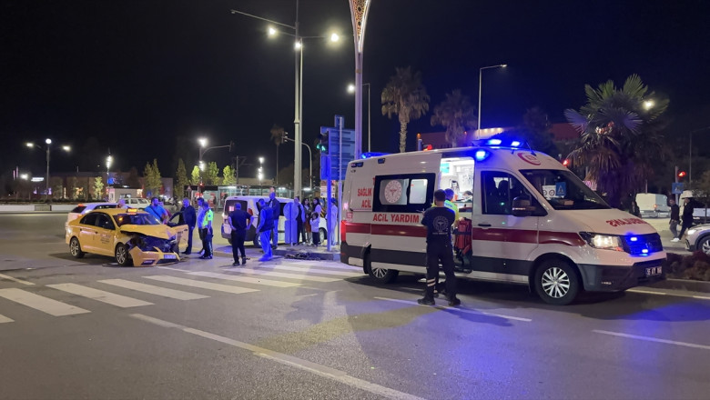 Samsun İlkadım'da iki ticari taksi çarpıştı, sürücüler yaralandı